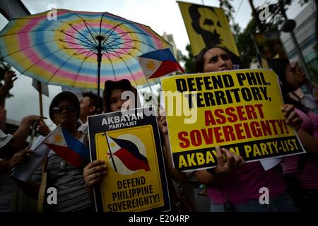 Makati, Philippines. 12th June, 2014. Demonstrators hold a protest outside the Chinese consulate in Makati, Metro Manila, Philippines, June 12, 2014. Demonstrators marked Independence Day in the Philippines by holding a protest versus China's alleged bullying over a territorial dispute with the Philippines and Vietnam in the South China Sea.Photo: Ezra Acayan/NurPhoto Credit:  Ezra Acayan/NurPhoto/ZUMAPRESS.com/Alamy Live News Stock Photo