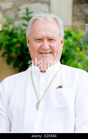 Cahors, France. 11th June, 2014. Prince Henrik of Denmark smiles during the photo session with family members on the occasion of his 80th birthday at Chateau de Cayx in France, 11 June 2014. Credit:  dpa picture alliance/Alamy Live News Stock Photo