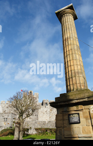 Smelt Monument and Castle Rushen, Market Square, Castletown, Isle of Man Stock Photo