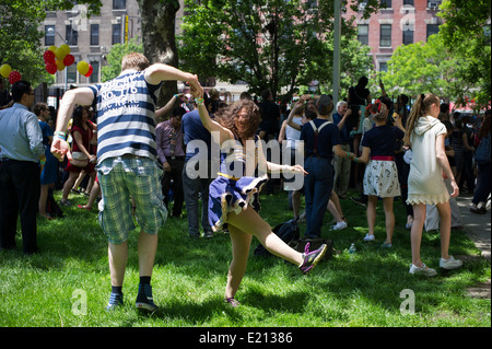 Hundreds of Lindy Hop enthusiasts converge on Harlem in New York Stock Photo