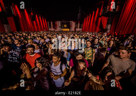 Barcelona, Spain. 12th June, 2014.Festival goers move to the music of Danish multi-instrumentalist, DJ and producer Anders Trentemøller and his band at the SONAR festival in Barcelona Credit:  matthi/Alamy Live News Stock Photo