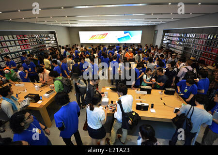 Tokyo, Japan. 13th June, 2014. Apple opens its new retail outlet in Tokyo's upscale neighborhood of Omotesando on Friday, June 13, 2014. Some 1,000 Applemanias waited for hours before the opening of the nation's eighth and the capital's third Apple Store. © Natsuki Sakai/AFLO/Alamy Live News Credit:  Aflo Co. Ltd./Alamy Live News Stock Photo