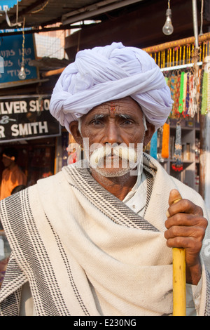 Old Indian man with traditional Rajasthani turban in Pushkar village in Rajasthan Stock Photo