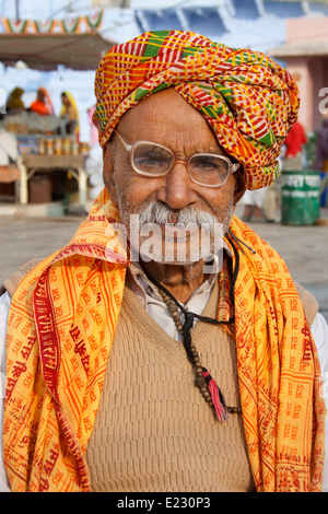 Old Indian man with traditional Rajasthani turban in Pushkar village in Rajasthan Stock Photo