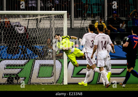Salvador, Brazil. 13th June, 2014. Iker Casillas stops the ball at the #3 2014 World Cup match between Spain and Netherlands, in Salvador, Brasil, this friday 13th © Gustavo Basso/NurPhoto/ZUMAPRESS.com/Alamy Live News Stock Photo