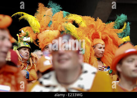 Salvador, Brazil. 13th June, 2014. Crowd celebrates before the beginning of the 2014 World Cup match Spain x Netherlands, this friday 13th, in Salvador, Brasil © Gustavo Basso/NurPhoto/ZUMAPRESS.com/Alamy Live News Stock Photo