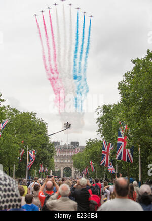 The Mall, London UK. 14th June 2014. The Red Arrows RAF Display Team perform a pass down The Mall and over Admiralty Arch in central London after Trooping the Colour ceremony, the Queen’s Birthday Parade. Credit:  Malcolm Park editorial/Alamy Live News Stock Photo