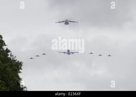 London UK. 14th June 2014.  A military flypast is performed over Buckingham Palace honouring the Queen's birthday Credit:  amer ghazzal/Alamy Live News Stock Photo