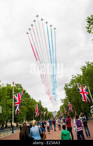 LONDON, UK, 14th June, 2014. Citizens celebrate Queen Elizabeth II's birthday at the Trooping the Colour and RAF flypast over Buckingham Palace. Credit:  Alick Cotterill/Alamy Live News Stock Photo