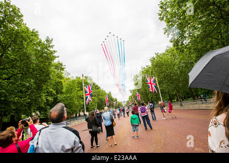 LONDON, UK, 14th June, 2014. Citizens celebrate Queen Elizabeth II's birthday at the Trooping the Colour and RAF flypast over Buckingham Palace. Credit:  Alick Cotterill/Alamy Live News Stock Photo