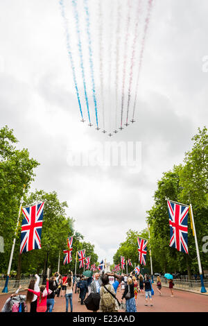 LONDON, UK, 14th June, 2014. Citizens celebrate Queen Elizabeth II's birthday at the Trooping the Colour and RAF flypast over Buckingham Palace. Credit:  Alick Cotterill/Alamy Live News