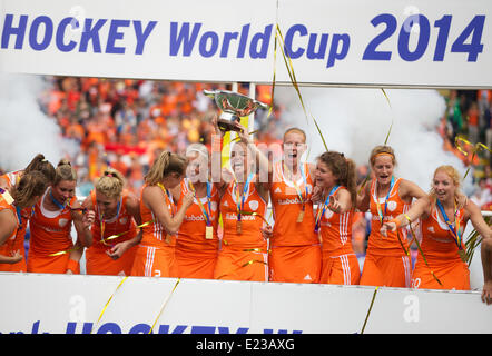 The Hague, Holland. 14th June, 2014. Maartje Paumen holds up the trophy. Rabobank Field Hockey World Cup finals for womens, Holland versus Australia. Credit:  Action Plus Sports/Alamy Live News Stock Photo