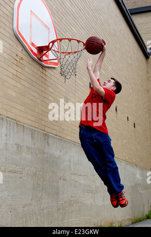 Basketball player shooting hoops Stock Photo