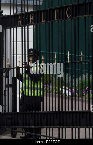 Wimbledon London, UK. 15th June 2014 A security guard stands behind the gates of the AELTC  as final preparations for the 2014 Wimbledon Lawn Tennis Championships take place Stock Photo