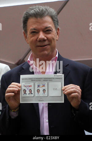 Bogota, Colombia. 15th June, 2014. Colombian President and candidate Juan Manuel Santos shows his ballot as he casts his vote at the National Capitol in Bogota, Colombia, on June 15, 2014. Some 32.9 million of Colombians go to the polls on Sunday during the run-off presidential election between Juan Manuel Santos and Oscar Ivan Zuluaga. © German Enciso/COLPRENSA/Xinhua/Alamy Live News Stock Photo