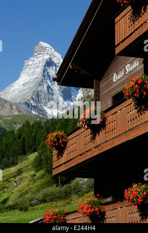 Traditional Swiss Chalet at Zermatt with Matterhorn summit, Switzerland ...