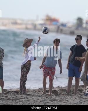 Emma Rigby filming scenes with co-star Alfie Allen for the new movie Plastic. Miami Beach, Florida - 16.01.2013 Stock Photo