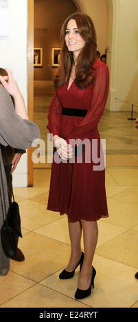 Catherine, Duchess of Cambridge views a new portrait of herself by Paul Emsley at the National Portrait Gallery in central London  Featuring: Catherine,Duchess of Cambridge,Kate Middleton Where: London, United Kingdom When: 11 Jan 2013 Stock Photo