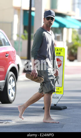 Gerard Butler enjoys a walk barefoot along Miami Beach accompanied by two male companions  Featuring: Gerard Butler Where: Miami Beach, Florida, United States When: 04 Feb 2013 Stock Photo