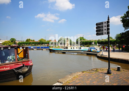 Canal mileage signpost and narrowboat in the canal basin, Stratford-Upon-Avon, England, UK, Western Europe. Stock Photo