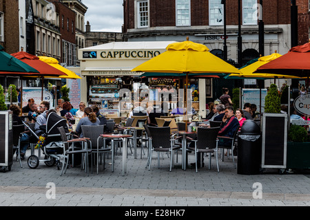 Coffee break in the open air market town of Hereford Stock Photo