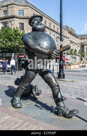 Desperate Dan from the Dandy Comic Bronze Statue in Dundee Stock Photo