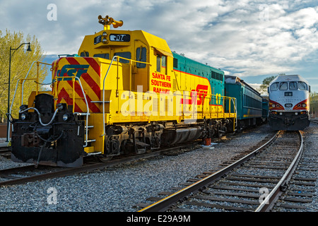 Santa Fe Southern Railway engine and Railrunner Express commuter train, Santa Fe Railyard, Santa Fe, New Mexico USA Stock Photo