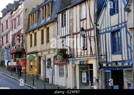 france-brittany-morbihan-vannes-rue-sant-salomon-cobled-street-in