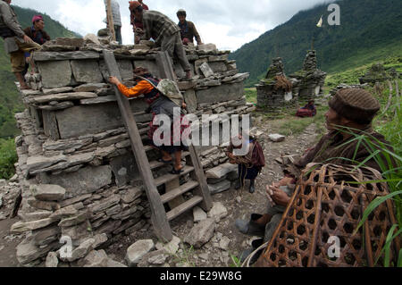 Nepal, Bagmati Zone, Rasuwa District, Trisuli Valley, Gatlang, Tamang heritage trail, collective reparation of old chorten at Stock Photo