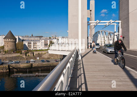 France, Finistere, Brest, the new Recouvrance bridge span is a lift bridge that crosses the Penfeld river and the Motte-Tanguy Stock Photo