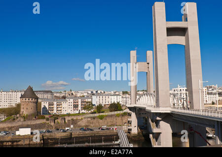 France, Finistere, Brest, the new Recouvrance bridge span is a lift bridge that crosses the Penfeld river and the Motte-Tanguy Stock Photo