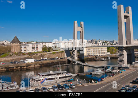 France, Finistere, Brest, the new Recouvrance bridge span is a lift bridge that crosses the Penfeld river Stock Photo