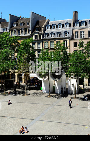 France, Paris, Centre Georges Pompidou square seen from a terrace of the center designed by architects Renzo Piano, Richard Stock Photo