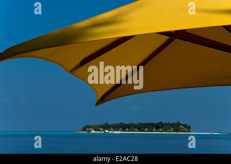 Maldives, North Male Atoll, Vabbinfaru Island seen from Ihuru Island, Angsana Ihuru Resort and Spa of Banyan Tree group Stock Photo