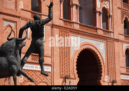 Spain, Madrid, the arenas built in 1929 in neo-mudejar style, Plaza de Toros de Las Ventas, Statue of toreador Stock Photo