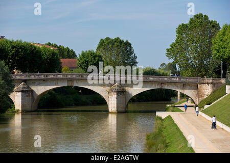 France, Gers, Auch, stop on El Camino de Santiago, quays and Pont de la Treille above Gers River Stock Photo
