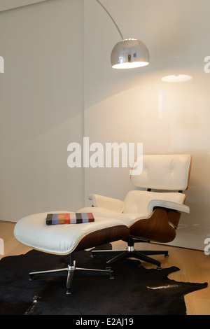 Reading corner with mid-century lounge chair and ottoman design by Charles and Ray Eames for Herman Miller Stock Photo