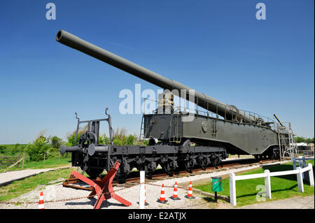 Railway gun hi-res stock photography and images - Alamy