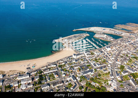 France, Loire Atlantique, La Turballe, Bretons beach and the harbour (aerial view) Stock Photo