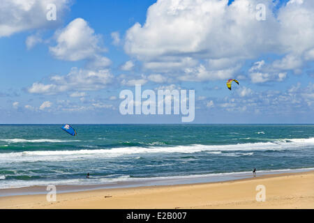 France, Gironde, Arcachon Bay, Cap Ferret, Plage de l'Horizon, inflating a Kitesurf sail with the ocean in the background Stock Photo