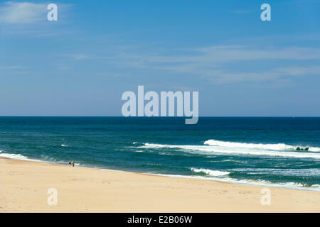 France, Gironde, Arcachon Bay, Cap Ferret, Plage de l'Horizon, walkers on the sand along the ocean Stock Photo