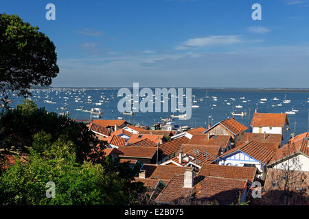 France, Gironde, Arcachon Bay, L'Herbe, view of a fishing village with boats in the background Stock Photo