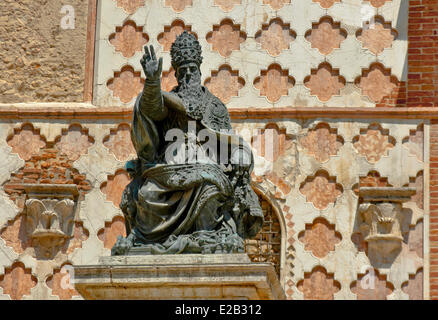 Italy, Umbria, Perugia, Piazza IV Novembre, statue of Pope Julius III Stock Photo