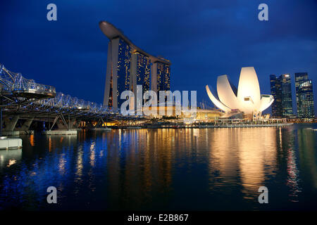 Singapore, Marina Bay, Helix Bridge (left) and Marina Bay Sands opened in 2010 with the Art Science Museum in the form of a Stock Photo