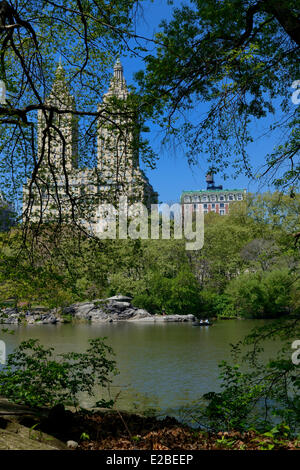 United States, New York City, Manhattan, Central Park, the Lake and the San Remo building (145 and 146 Central Park West) Stock Photo
