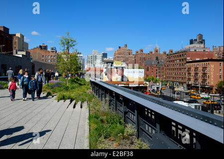United States, New York City, Manhattan, Meatpacking District (Gansevoort Market), the High Line is a park built on a section of the former elevated freight railroad spur Stock Photo