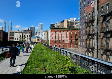 United States, New York City, Manhattan, Meatpacking District (Gansevoort Market), the High Line is a park built on a section of the former elevated freight railroad spur Stock Photo
