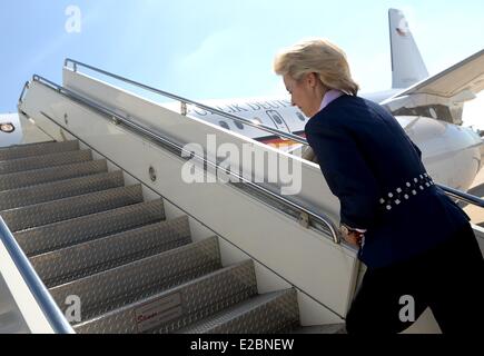 New York, USA. 18th June, 2014. German Minister of Defence Ursula von der Leyen (CDU) boards a plane on her way to Washington, DC in New York, United States of America, 18 June 2014. Photo: BRITTA PEDERSEN/dpa/Alamy Live News Stock Photo