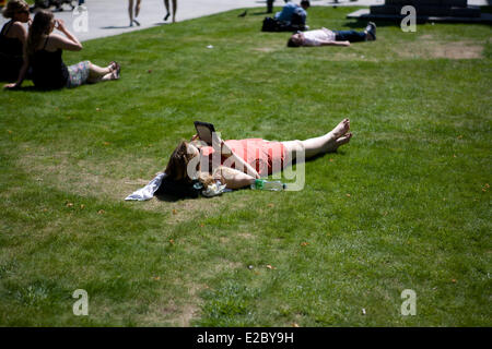 Belfast, UK 18th June 2014. A Woman relaxes reading her Electronic book in the Sun. With temperatures rising to the mid 20's in Belfast, Sun Bathers headed to the grounds of Belfast City Hall to enjoy the Weather Credit:  Bonzo/Ģ����ý Live News Stock Photo