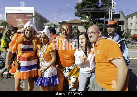 Porto Alegre, Brazil. 18th June, 2014. Fans of Australia andHolland together pre-game in PORTO ALEGRE for the Group B match between Australia and Netherlands of 2014 FIFA World Cup at the Estadio Beira-Rio Stadium in Porto Alegre Credit:  Action Plus Sports Images/Alamy Live News Stock Photo